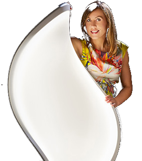 Alicja Nawracaj-Szramowiat z autorską lampą o organicznym, świecącym obrysie.